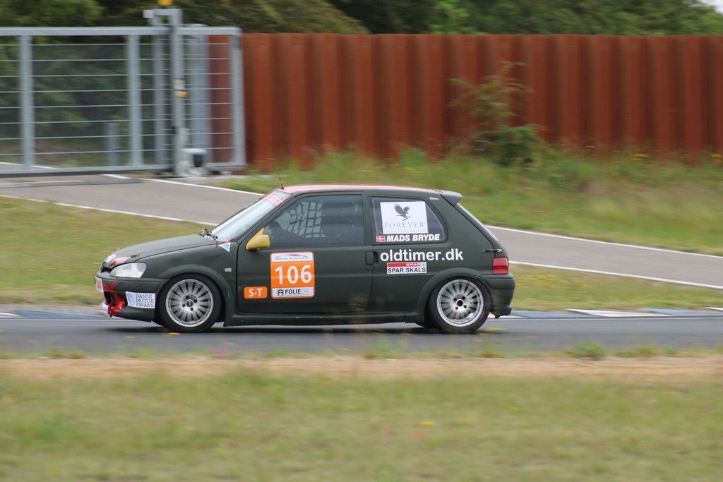 Det var kun den anden asfaltbane weekend nogensinde for Mads Bryde, men han kørte hurtigere og hurtigere i den lille Peugeot 106 GTI, og skal nok finde endnu mere fart, når han lige lærer teknikken og banerne at kende
(Foto: JJ Media)